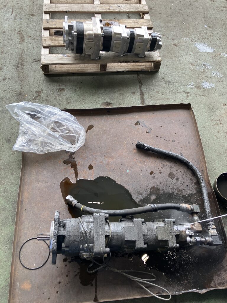 油漏れのため交換したFD100-8フォークリフトのメインポンプ新旧比較