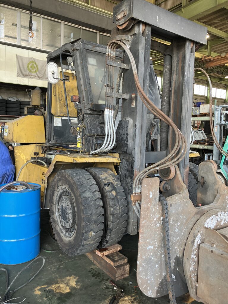 特定自主検査で入庫したFD100-8 10tフォークリフト全景
