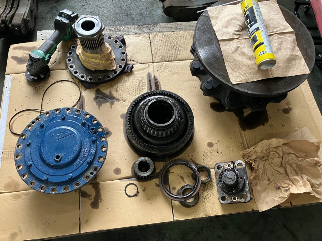 RK250-6 ギアオイル漏れ修理のため取り外したハブ周辺部品