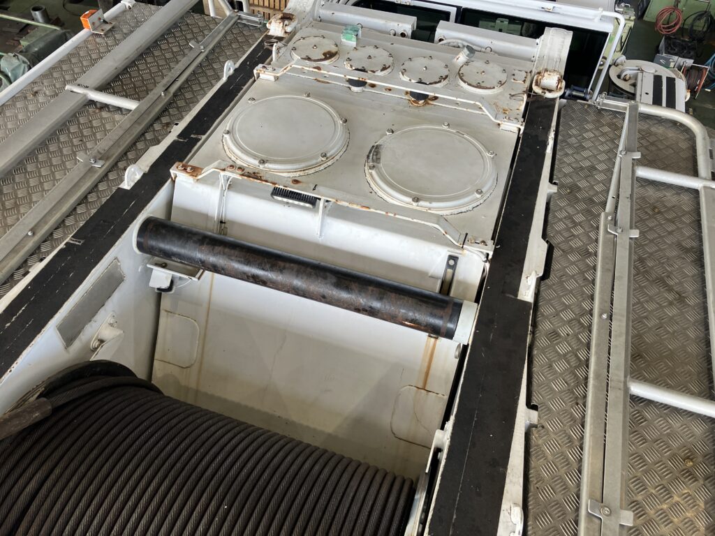 修理前のDEMAG AC700作動油タンク上部の状態