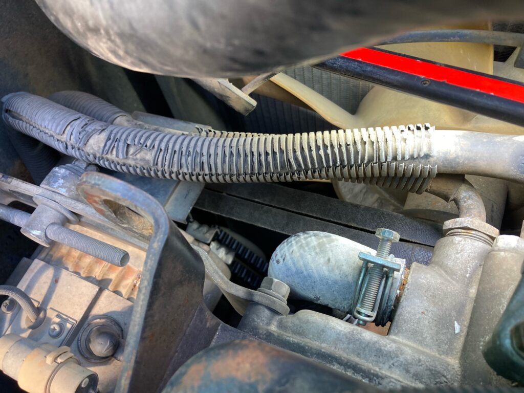 新品のオルタネーターベルトを取り付けたSK135SRのオルタネーター