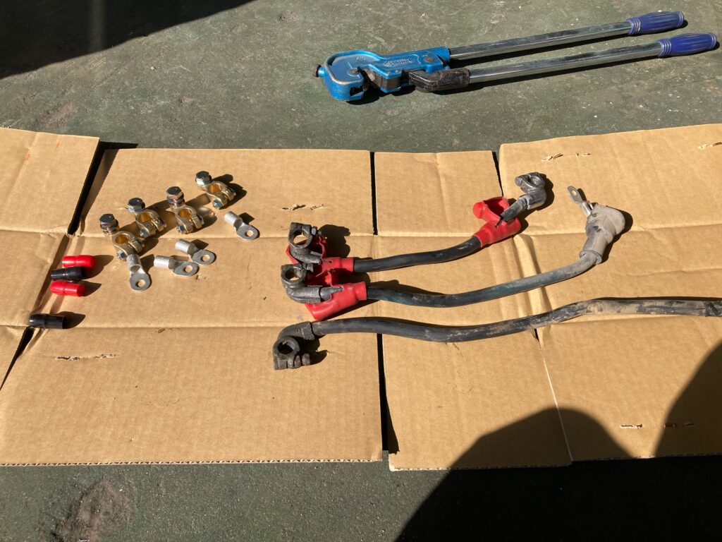 ALT属性：取り外したSK135SRのバッテリーケーブルと交換用の新品ターミナルおよび端子02