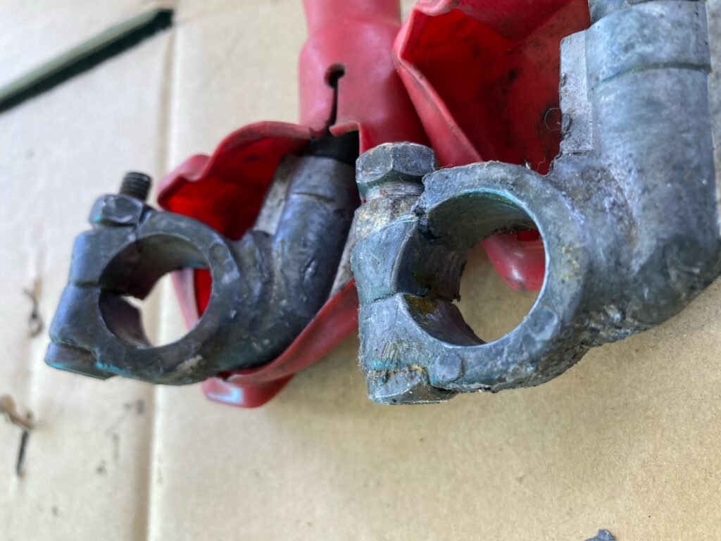 SK135SRのバッテリーターミナルの破損状態01