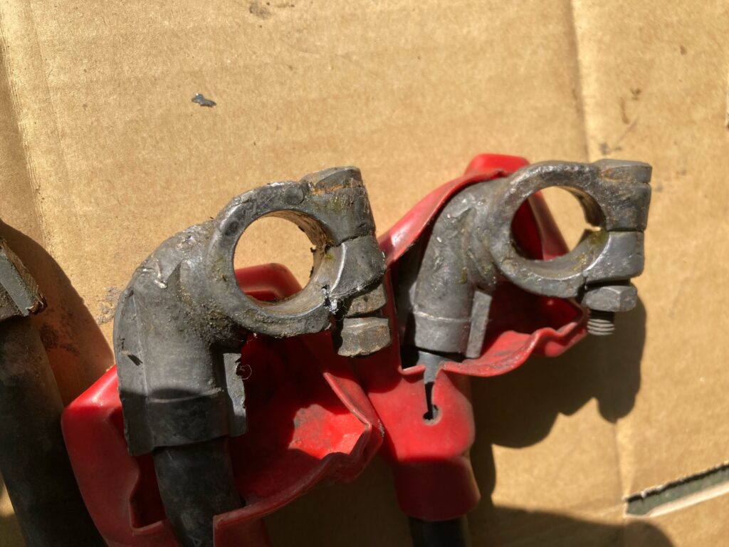 SK135SRのバッテリーターミナルの破損状態02