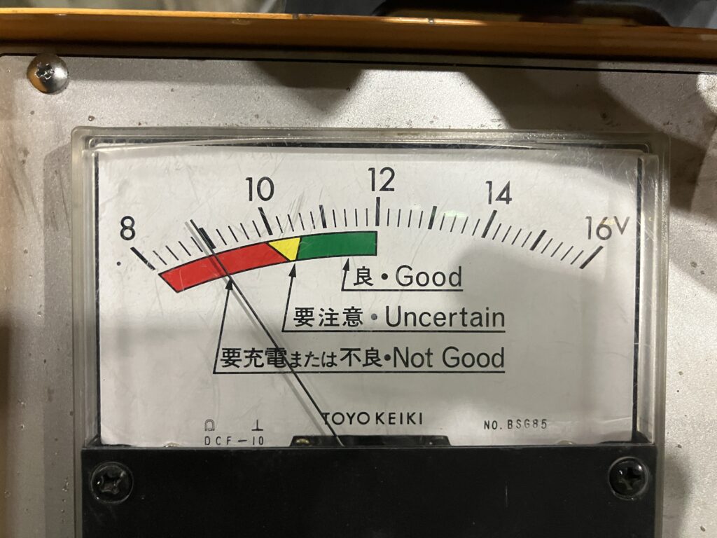 SK135SRのバッテリー状態をバッテリーテスターで測定している作業風景