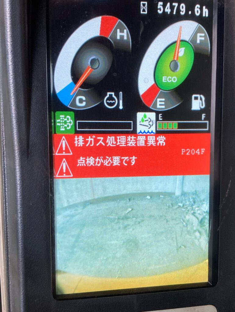 排ガス処理装置異常の警告が表示されたSK235SRのモニター02