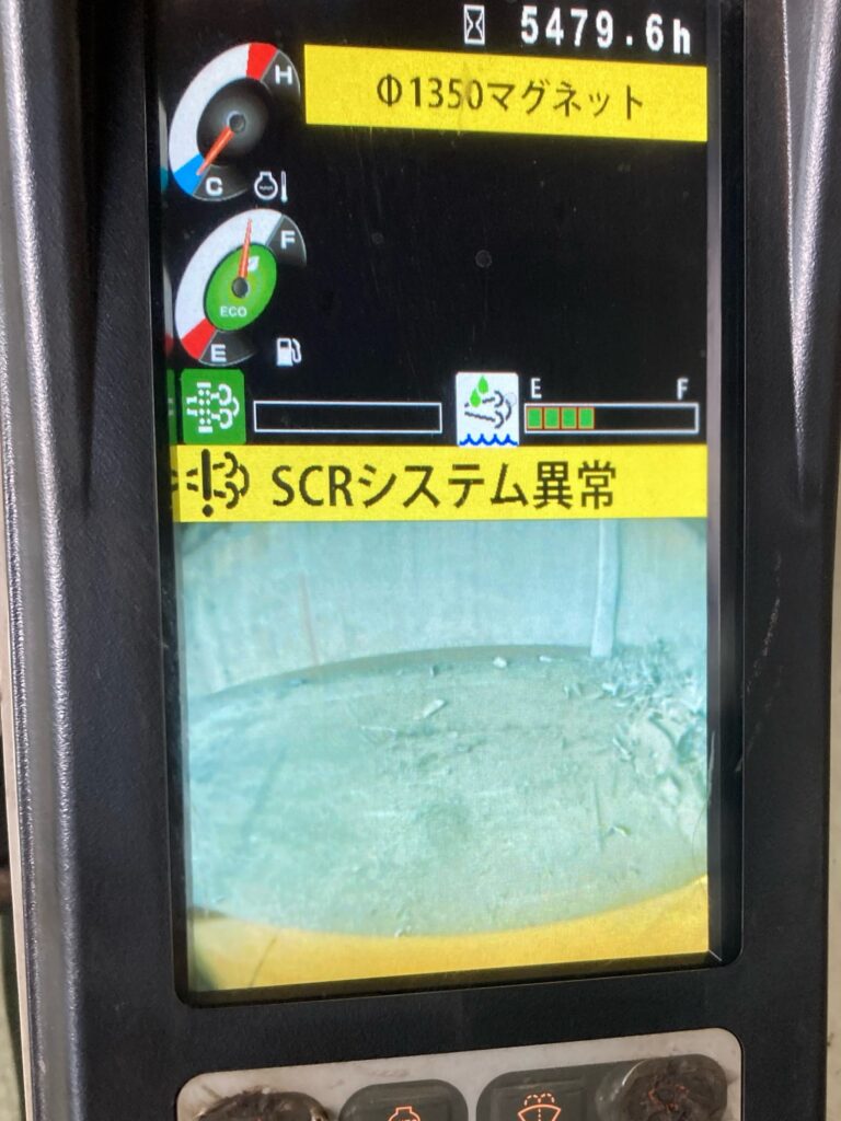 SCRシステム異常の警告が表示されたSK235SRのモニター02